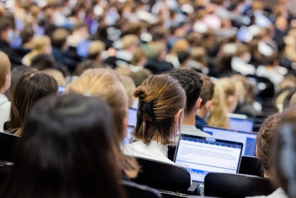 2024 wurden laut eines Studienkredittests nur noch knapp 13.000 neue Verträge abgeschlossen. (Symbolbild) - © Rolf Vennenbernd/dpa