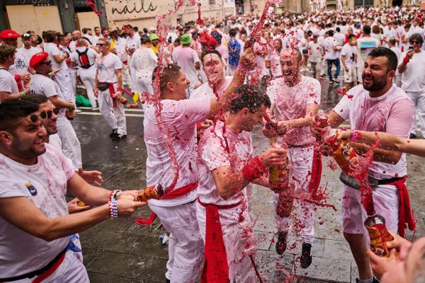 Die Feiernden warten auf den Start der «Chupinazo»-Rakete, mit der das San-Fermín-Festival 2025 offiziell eröffnet wird. - © Miguel Oses/AP/dpa