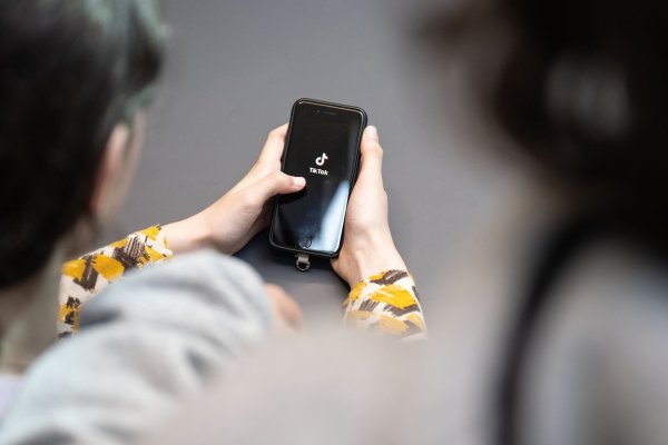 Erst ab 16 Jahren können User die Gruppenchat-Funktion nutzen. - © Hannes P Albert/dpa/dpa-tmn