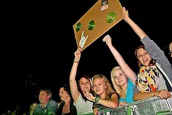 Diese Fans von Andreas Bourani (kl. Foto) hatten vor der B&uuml;hne den besten Platz ergattert. - &copy; FOTOS: JOST STRAUBE(2), THOMAS MERTEN (3)