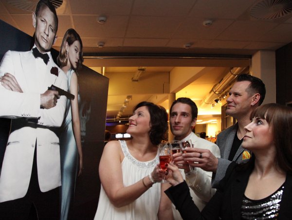 Prosit James: Helene Kunau, Christian Piorunneck, Maik Fiebig und Julia Tewes (von links) stoßen bei der Vorpremiere in der mit rund 1200 Bond-Fans ausverkauften Filmwelt Lippe in Lage auf den neuen 007-Film „Spectre“ an. - © Bernhard Preuß