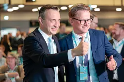 Paul Ziemiak (l), Generalsekretär der CDU Nordrhein-Westfalen steht beim Landesparteitag der CDU Nordrhein-Westfalen neben Carsten Linnemann, CDU-Generalsekretär, aus Paderborn. - © Thomas Banneyer/dpa