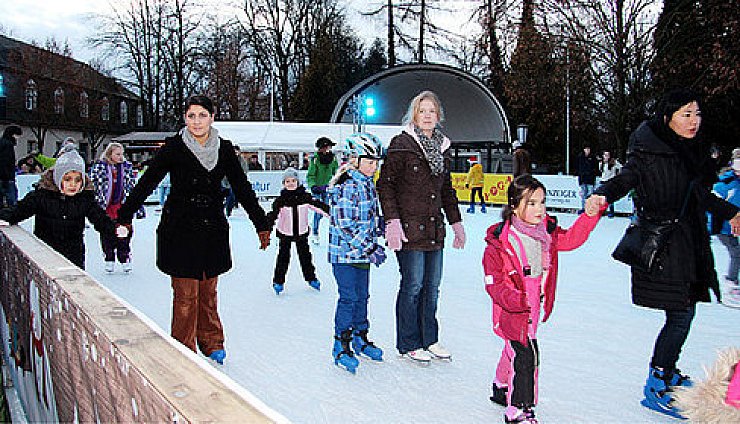 Eisbahn zieht 

Jung und Alt an - © Meinberg