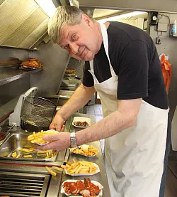 Heinz Saak arbeitet gerne in dem Imbiss. - &copy; Stefan Backe