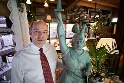 Der Detmolder Unternehmer Guido Pilling verbrachte seine

Kindheit größtenteils im Berlebecker Märchenwald. Erinnerungen wir die

Hermannsfigur sind ihm wenige geblieben. 
- © Torben Gocke