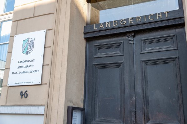 Der Eingang des Landgerichts Detmold. Das Gericht verurteilte den Blomberger zu drei Jahren Gefängnis. - © Friso Gentsch