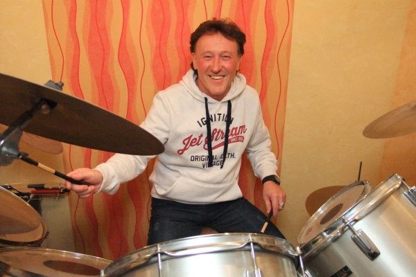 Legt nicht mehr auf: Mike Molto heißt im realen Leben Michael Schönherr und spielt selbst Schlagzeug. Seit 1975 hat er als DJ über Jahrzehnte Musik auf Partys gemacht. - © Axel Bürger