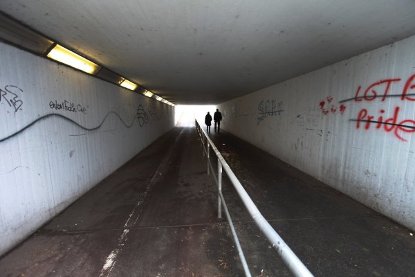 Laut CDU ein „Angstort": Die Unterführung an der Hochbrücke, die von der Bahnhofstraße in Richtung Elisabethstraße und Feldstraße führt. Die einst weiß gestrichenen Wände sind mittlerweile wieder beschmiert worden. - © Vera Gerstendorf-Welle