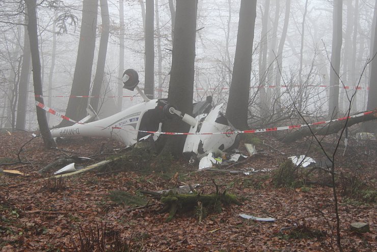 Das Wrack des Ultraleichtflugzeugs im Wald bei Linderhofe. - © Jens Rademacher (Archiv)