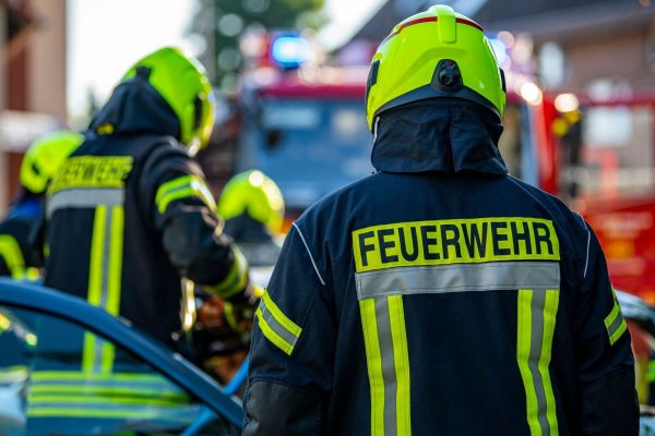 Einsatzkräfte der Feuerwehr bei einem Übungseinsatz. - © David Inderlied/dpa/Symbolbild
