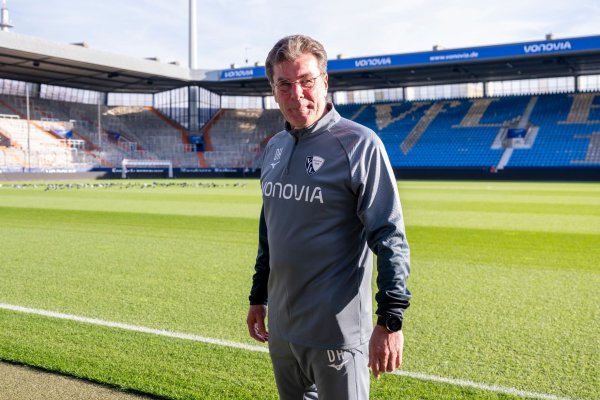 Dieter Hecking hat sein Trainerteam beim VfL Bochum komplettiert - © David Inderlied/dpa