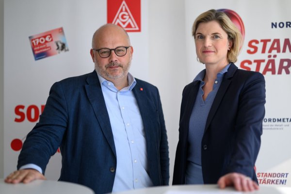 Peilen Pilotabschluss an: Daniel Friedrich (Bezirksleiter IG Metall Küste) und Lena Ströbele (Tarifverhandlungsführerin Nordmetall) - © Izabela Mittwollen/dpa