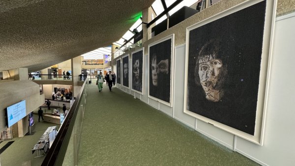 Erschaffen von einer Roboterkünstlerin: Kunstwerke von Ai-Da. (Archivbild) - © Ai-Da Robot Studio/PA Media/dpa