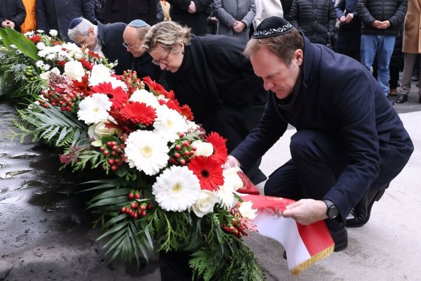 In Düsseldorf fand die zentrale Gedenkstunde zur Pogromnacht wegen des Schabbat - dem jüdischen Ruhetag - bereits am Freitagvormittag statt. Von rechts nach links: Düsseldorfs OB Stephan Keller, Sylvia Löhrmann, Antisemitismusbeauftragte des Landes, Landtagspräsident André Kuper und Oded Horowitz, Vorsitzender der Jüdischen Gemeinde. - © David Young/Landeshauptstadt Düsseldorf/dpa