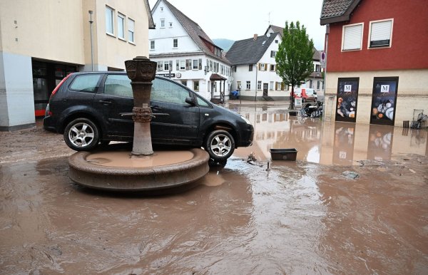 Das Hochwasser im Juni dieses Jahres hat in Ruderberg (Baden-Württemberg) ein Auto weggespült. (Archivbild) - © Bernd Weißbrod/dpa