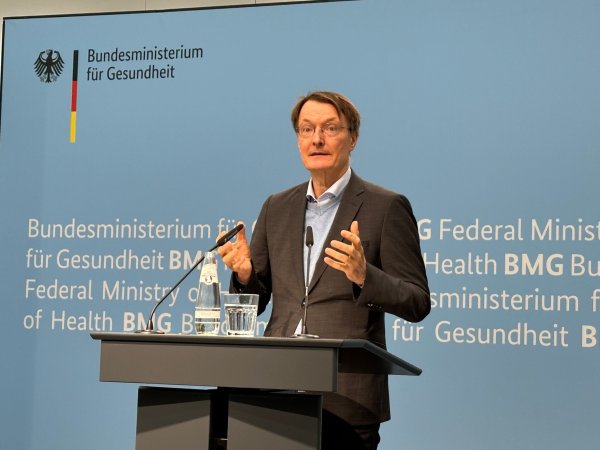 Bundesgesundheitsminister Lauterbach hat dem Kabinett eine Regierungsverordnung zur Anhebung des Pflegebeitrags zugeleitet. - © Jörg Ratzsch/dpa