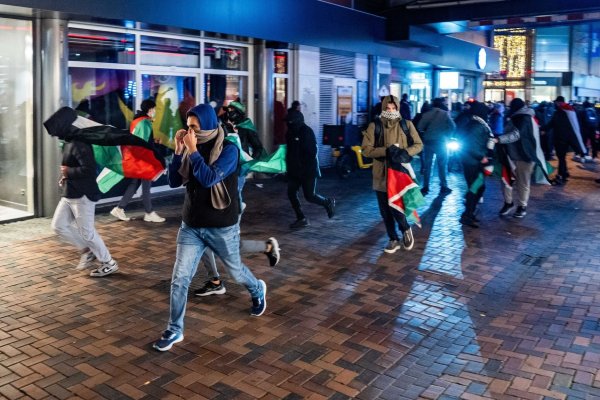 Rund um das Fußballspiel des niederländischen Erstligisten Ajax Amsterdam in der Europa League gegen Maccabi Tel Aviv ist es zu Zusammenstößen von propalästinensischen Demonstranten und der Polizei gekommen. - © Jeroen Jumelet/ANP/dpa