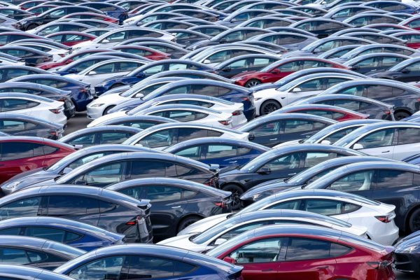 Teslas: Im deutschen Markt für reine Elektroautos fällt die Marke derzeit zurück. (Archivbild) - © Scott Brauer/ZUMA Press Wire/dpa