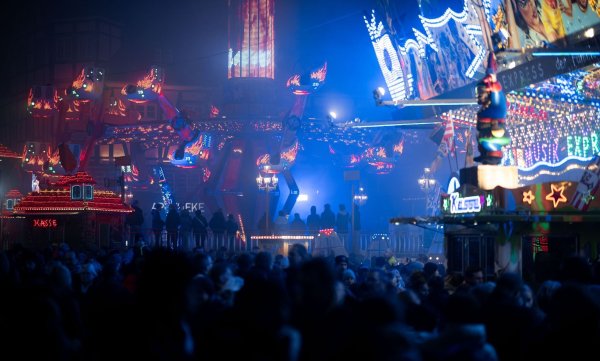 Während der Kirmes ist ein Auto über den Marktplatz von Soest gefahren. - © Fabian Strauch/dpa