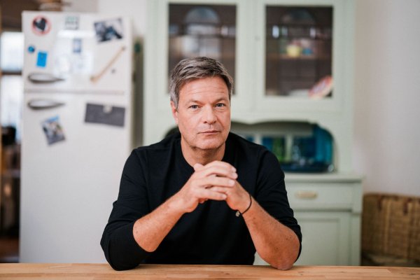 Vom Küchentisch in das Kanzleramt? Robert Habeck sitzt nach eigenen Angaben in seinem Bewerbungsvideo am Küchentisch von Freunden. - © Elias Keilhauer/Robert Habeck/Bündnis 90/Die Grünen/dpa
