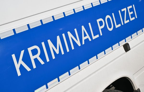 Die Kriminalpolizei aus Köln ermittelt in Bergheim. Dort wurde eine Frau tot aufgefunden. (Symbolfoto) - © Patrick Pleul/dpa