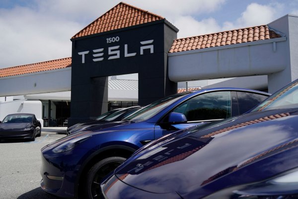 Die Nähe von Elon Musk zu Donald Trump trägt zum Kursanstieg der Tesla-Aktie bei. (Archivbild) - © Li Jianguo/XinHua/dpa