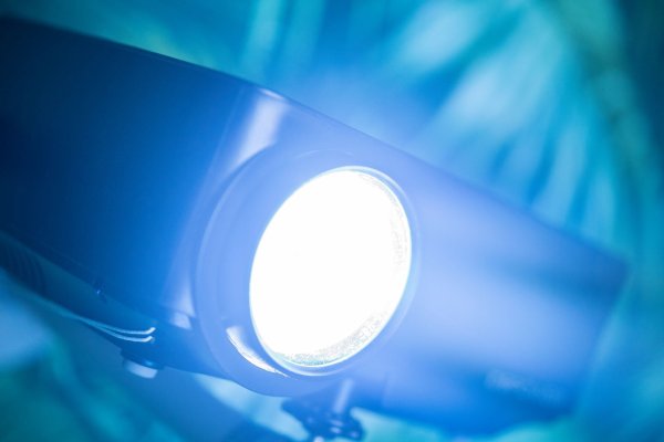Laser oder LED: Künftig dürfen Händler nur noch Beamer mit umweltfreundlicheren Lichttechniken anbieten. - © Robert Günther/dpa-tmn