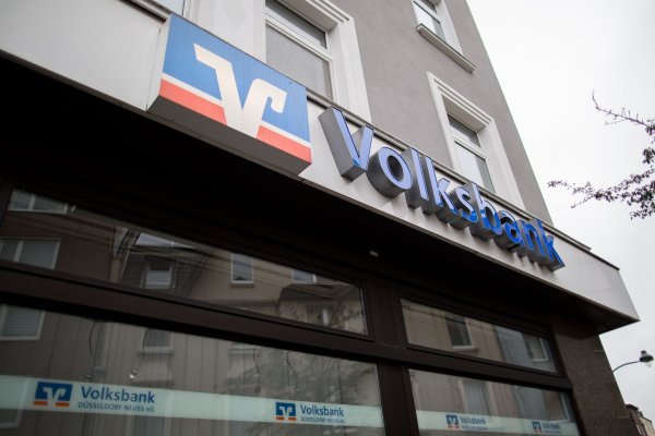 100 Millionen Euro soll eine frühere Managerin der französischen Modekette Kiabi veruntreut haben. Das Geld floss über ein Konto bei der Volksbank Düsseldorf Neuss. Deren Chef Mellis ist jetzt zurückgetreten. (Archivbild) - © Maja Hitij/dpa
