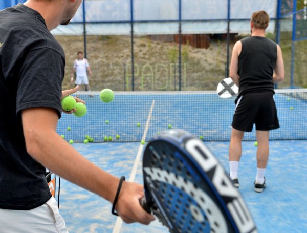 Mischung aus Tennis und Squash: Padel wird in einer Art Käfig gespielt, dessen Wände aus Glas oder Drahtgitter bestehen. - © Britta Pedersen/dpa-Zentralbild/dpa-tmn