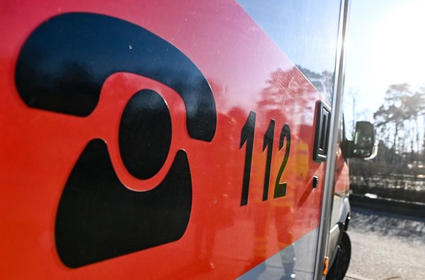 Der Schriftzug 112 für die Notrufnummer steht auf einem Rettungswagen. - © Jens Kalaene/dpa/Symbolbildarchiv