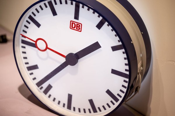 Immer wieder verliert die Bahn den Wettlauf mit der Zeit. (Archivbild) - © Fabian Sommer/dpa