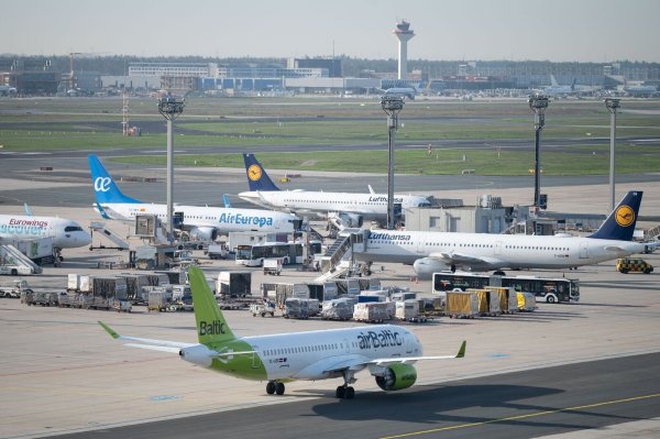 Jets von Lufthansa und AirBaltic auf dem Flughafen Frankfurt. - © Sebastian Gollnow/dpa