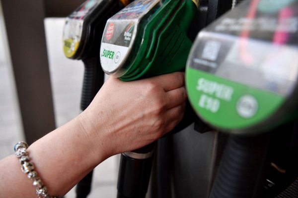 Tanken ist noch immer teurer als vor der Eskalation in Nahost - dabei ist der Ölpreis wieder gefallen. - © Paul Zinken/dpa
