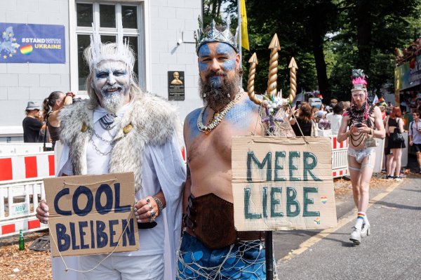 Cool bleiben: Der Appell eines Teilnehmers an einem Christopher Street Day (CSD) in Hamburg. (Illustration) - © Markus Scholz/dpa