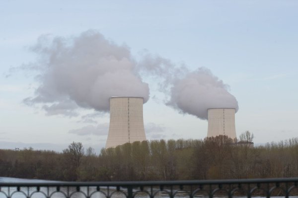 Frankreich drosselt seine Atomstromproduktion, weil eine Hitzewelle Flüsse aufheizt. (Archivbild). - © picture alliance / dpa