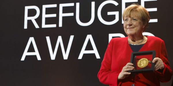 Merkel bei einer Preisverleihung für ihre Flüchtlingspolitik - © Stefan Wermuth/KEYSTONE REUTERS POOL/dpa
