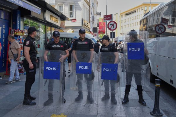 Türkische Polizisten stehen in einer Sicherheitslinie während des jährlichen LGBTQ+ Pride Marsches. - © Dilara Acikgoz/AP/dpa