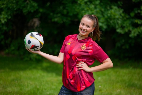 Schauspielerin Julia Wiedemann spielt als Hobby Fußball in der Kreisklasse. - © Henning Kaiser/dpa