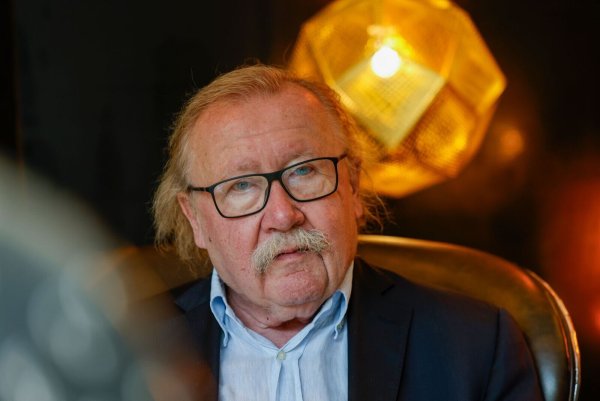 Der Philosoph Peter Sloterdijk spricht sich für ein Handyverbot für Kinder und Jugendliche aus. - © Thomas Banneyer/dpa