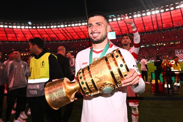 Deniz Undav schnappte sich den Pokal - © Tom Weller/dpa