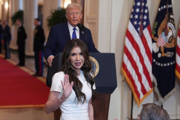 Heimatschutzministerin Noem ist ein typisches Beispiel für den Maga-Look. (Archivbild) - © Evan Vucci/AP/dpa