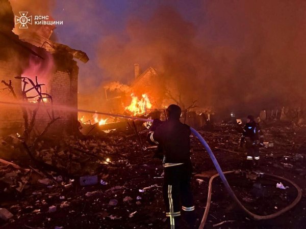 Die russischen Streitkräfte hatten das Nachbarland schon in den Nächten auf Samstag und Sonntag mit Raketen, Marschflugkörpern und Hunderten Drohnen massiv bombardiert. - © Uncredited/Ukrainian Emergency Service/AP/dpa