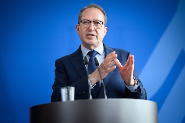 Innenminister Dobrindt will mit dem Gesetzentwurf die Sog-Faktoren für Migranten reduzieren. - © Bernd von Jutrczenka/dpa