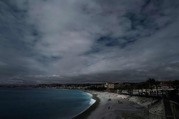 Einen Tag nach einem Stromausfall in Cannes war auch in Nizza kurz der Strom weg. (Archivbild) - © Valery Hache/AFP/dpa