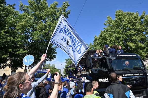 Jubel beim Empfang: Arminia Bielefeld tourt durch die Stadt. - © David Inderlied/dpa