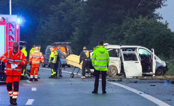 Bei einem Unfall eines Kleinbusses auf der Autobahn 48 bei Koblenz sind in der Nacht drei Menschen tödlich verletzt worden. - © Daniel Evers/dpa