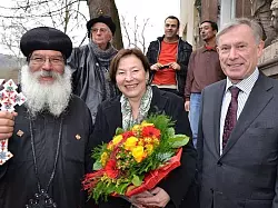 Bischof Damian (l.), Eva Luise und Horst Köhler - © FOTO: CARLA DREWES