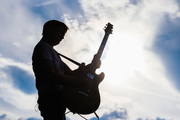 Die Band Madsen spielt auf dem Southside Festival. - © Philipp von Ditfurth/dpa