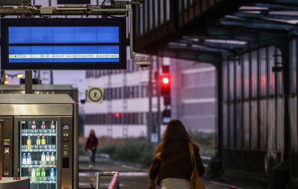 Reisende gehen im Hauptbahnhof Duisburg über den Bahnsteig. - © Oliver Berg/dpa