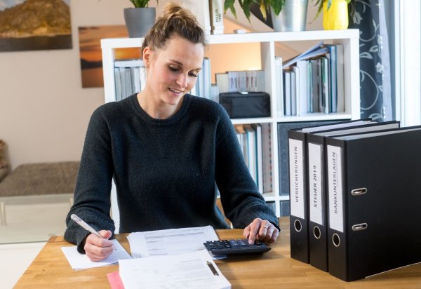 Haben Sie bestimmte Sparziele, die sich in einen kurz-, mittel- und langfristigen Zeithorizont unterteilen lassen? Dann könnte das 3-Säulen-Sparmodell etwas für Sie sein. - © Benjamin Nolte/dpa-tmn